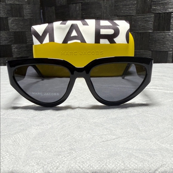 Marc Jacobs Accessories - Marc Jacobs NYC  Black Cat-Eye Sunglasses